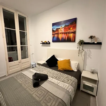 Rooms In Spacious Apartment In City Center Barcelona Exterior foto