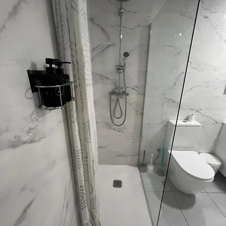 Rooms In Spacious Apartment In City Center Barcelona Exterior foto