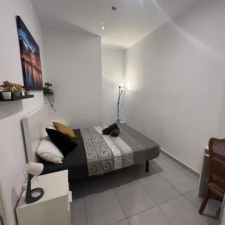 Rooms In Spacious Apartment In City Center Barcelona Exterior foto