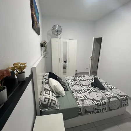 Rooms In Spacious Apartment In City Center Barcelona Exterior foto