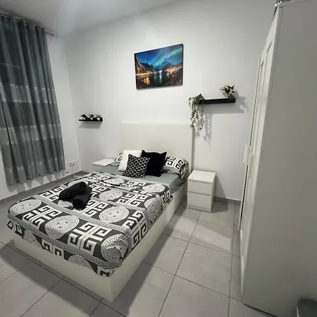 Rooms In Spacious Apartment In City Center Barcelona Exterior foto