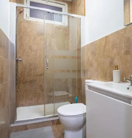 Rooms In Spacious Apartment In City Center Barcelona Exterior foto