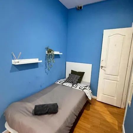 Rooms In Spacious Apartment In City Center Barcelona Exterior foto